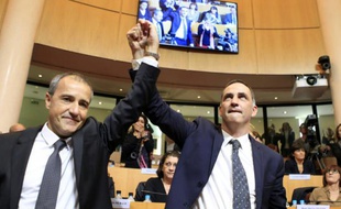 Les nationalistes Gilles Simeoni (d) et Jean-Guy Talamoni, le 17 décembre 2015, après leur élection aux instances dirigeantes de la Corse