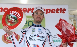 Pierre-Luc Périchon, un néo-professionnel de 25 ans, a ramené une victoire de prestige de son voyage en Normandie en gagnant mardi Paris-Camembert, sixième manche de la Coupe de France de cyclisme.