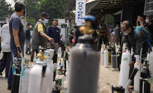 A Jakarta, en Indonésie, les habitants font la queue pour remplir leurs réservoirs d'oxygène dans une station-service, le lundi 5 juillet 2021.
