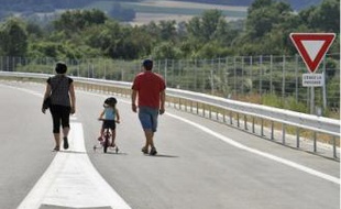 Piétons et vélos ont pu se promener sur la déviation toute la journée d'hier.