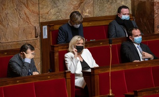 Marine Le Pen à l'Assemblée le 1er février 2021 lors de la première séance publique de débat sur le projet de loi sur les