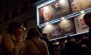 Des spectateurs se rendent au cinéma.