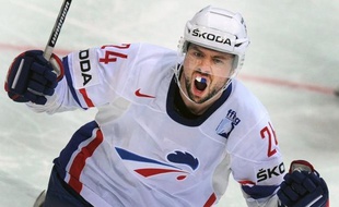 L'équipe de France de hockey sur glace a fait un grand pas vers le maintien dans l'élite, en remportant dimanche à Helsinki, son premier succès du Mondial-2012, contre le Kazakhstan (6-3), deux jours après sa défaite inaugurale contre les Etats-Unis (7-2).