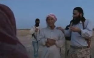 Capture d'écran d'une vidéo dans laquelle une jeune Syrienne se fait lapider en présence de son père et de djihadistes.