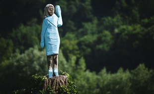 De top-modèle à tête de bûche, la drôle de statue de Melania Trump dans sa Slovénie natale.