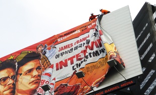 L'affiche du film est retirée à Hollywood.
