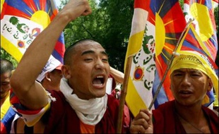 Des milliers de Tibétains en exil en Inde ont protesté mercredi dans la capitale New Delhi au moment où la Chine lançait à Pékin le compte à rebours des jeux Olympiques, un an exactement avant leur ouverture.