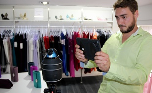 Mardi, Damien est en train de " digitaliser " la boutique Moda Sposa à Nice.