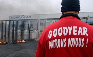 Plusieurs centaines de salariés de l'usine de pneumatiques Goodyear d'Amiens-Nord, menacée de fermeture, ont manifesté mercredi dans les rues d'Amiens et bloqué le dépôt du site, a-t-on appris de sources concordantes.