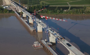 Travaux de construction du viaduc de la Dordogne sur la LGV Tours-Bordeaux