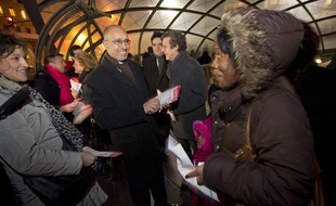 Harlem Désir, Premier secrétaire du Parti socialiste, distribue des tracts décrivant l'action du gouvernement Ayrault le 9 janvier 2013 à St Lazare.