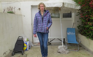 Marie-Laure, 33 ans, devant son pavillon où elle ne peut désormais plus rentrer