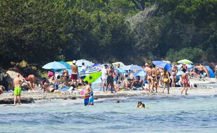 Une plage en Corse-du-sud fin juillet et pleine à craquer.