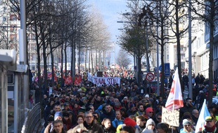 Grenoble Metropole le 09/01/2020 : Une nouvelle mobilisation ce jeudi 09 janvier 2020 plusieurs milliers depersonnes dans les rues de Grenoble Isere contre la reforme des retraites a l appel de tous les syndicats//ALLILIMOURAD_1452.1458/2001091701/Credit:ALLILI MOURAD/SIPA/2001091702