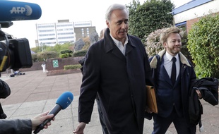 Georges Tron arrive à la cour d'assises de Seine-Saint-Denis.