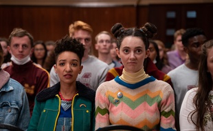 Patricia Allison (Ola) et Tanya Reynolds (Lily) dans la saison 2 de « Sex Education ».