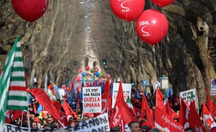 Manifestation à Rome, en Italie, à l'appel des syndicats contre la politique économique du gouvernement, le 9 février 2019.