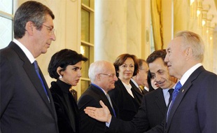Le président de la République, Nicolas Sarkozy, présente l'eurodéputée Rachida Dati au président du Kazakhstan, Nursultan Nazarbayev, à Astana, le 6 octobre 2009.