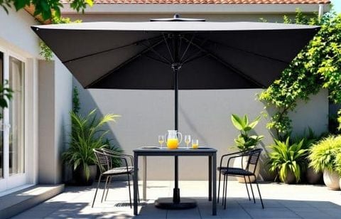 Envie d’ombre sur la terrasse ? Parasol déporté rotatif 360° à 209,40 € chez Alinea (-40 %)