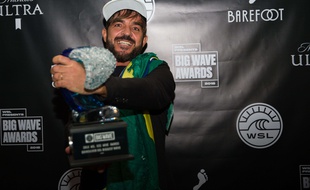 Le surfer brésilien Rodrigo Koxa