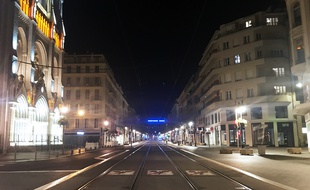 L'avenue Jean-Médecin, à Nice, complètement vide le soir du 21 mars 2020, alors qu'un couvre-feu a été instauré dans le cadre de la lutte contre la propagation du coronavirus