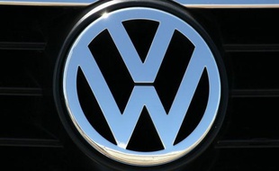 Le géant allemand de l'automobile Volkswagen a annoncé mercredi que malgré la crise dans le secteur automobile il maintenait ses plans d'augmenter en 2012 la production en Slovaquie à environ 400.000 voitures.