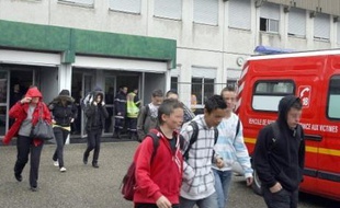 Trois collégiens ont été sérieusement blessés lundi matin dans leur établissement à Meyzieu (banlieue de Lyon) par des coups de couteau portés par un de leurs camarades, qui a été interpellé peu après les faits.