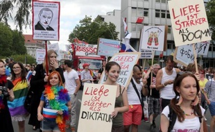 Réclamant l'égalité des droits pour les couples de même sexe, des dizaines de milliers de personnes ont commencé à défiler samedi à Berlin pour une 35e Gay Pride haute en couleur, et aux accents politiques à trois mois des législatives.