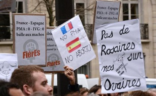 Une centaine de manifestants se sont réunis devant l'ambassade d'Espagne à Paris vendredi à la mi-journée pour soutenir les femmes espagnoles et appeler à la mobilisation de l'Europe contre le projet de loi qui supprime quasiment le droit à l'avortement en Espagne.