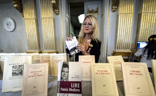 A l'Académie royale de Suède, à Stockholm, sont disposés les romans de Patrick Modiano, le 9 octobre 2014.