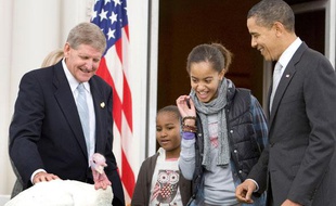 Malia Obama (2e D), la fille du président américain Barack Obama est effrayée par Courage, la dinde graciée cette année lors de la traditionnelle cérémonie de Thanksgiving à la Maison Blanche, Washington, le 25 novembre 2009.