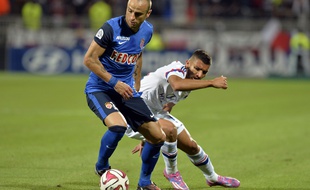 Le défenseur central de l'OL Lindsay Rose (à d.) en difficulté face à l'attaquant monégasque Dimitar Berbatov.