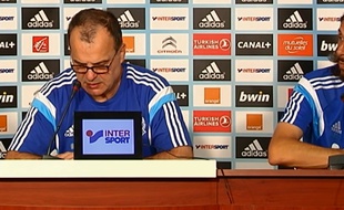 Marcelo Bielsa et son interprète Fabrice Olszewski en conférence de presse.