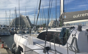 Un multicoque, dans le port de la Grande-Motte.