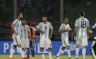 Les Argentins quittent la pelouse après leur défaite contre le Paraguay le 11 octobre 2016.