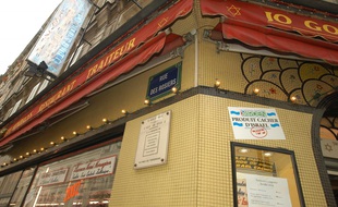Le restaurant de la rue des Rosiers à l'occasion du 20e anniversaire de l'attentat, en 2002.