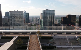 Paris, mai 2017. Vue du toit de la Grande arche de la Défense, prise d'un drone.
