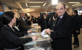 Le vote des adhérents pour désigner un nouveau chef à l' UMP s'avérait très serré dimanche entre Jean-François Copé et François Fillon et l'ambiance s'est tendue dans la soirée, le camp Copé dénonçant des "irrégularités" à Nice et à Paris.