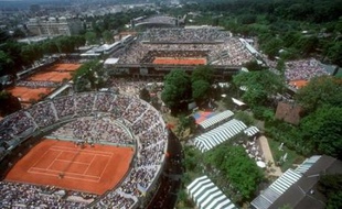 De la billetterie électronique au site internet de plus en plus interactif et personnalisé, en passant par la collecte des résultats et la télévision 3D, le tournoi de Roland-Garros joue la carte des nouvelles technologies pour attirer un public jeune et branché.