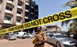 Un soldat derrière un cordon de sécurité à Ouagadougou, le 17 janvier 2016
