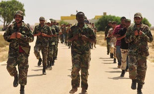 Des civils qui ont rejoint les rangs des rebelles s'entraînent à Geminis, en Libye, le 7 juillet 2011.