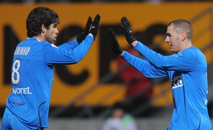 Juninho et Karim Benzema, ici en février 2009 lors d'un match de Ligue 1 à Nancy.