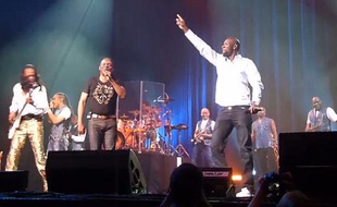 Omar Sy sur la scène du Zénith, le 11 juillet 2013.