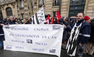 Des salariés du transporteur Moryglobal manifestent à Paris, le 26 mars 2015