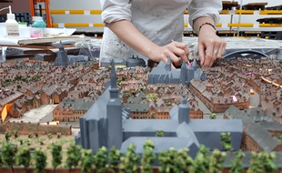 Au Palais des Beaux-arts, une restauratrice d'art à l'œuvre sur le plan-relief de la ville de Lille.