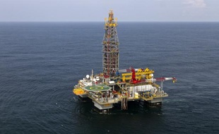Le pétrole évoluait jeudi sous le seuil de 80 dollars à New York pour la première fois en huit mois, après avoir perdu près du tiers de sa valeur depuis sa récente flambée, dans un contexte d'inquiétudes croissantes pour la demande mondiale, et d'une offre toujours plus abondante.