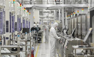 Le premier fabricant japonais de semi-conducteurs, Renesas Electronics, s'apprête à supprimer jusqu'à 14.000 postes, au lieu de 6.000 envisagés précédemment, et va solliciter plus que prévu ses actionnaires, selon la presse japonaise de samedi.