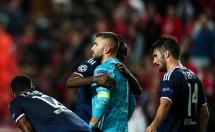 Le regard perdu, Anthony Lopes sait qu'il a pénalisé son équipe lors de la défaite du Benfica (2-1). CARLOS COSTA / AFP)