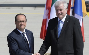 François Hollande serre la main au ministre-président de Bavière Horst Seehofer à son arrivée à l'aéroport de Munich en Allemagne pour le G7, le 7 juin 2015.