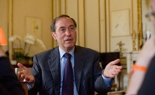Le ministre de l'Intérieur, Claude Guéant, répond aux questions des journalistes de «20 Minutes», place Beauvau, le 1er juillet 2011.